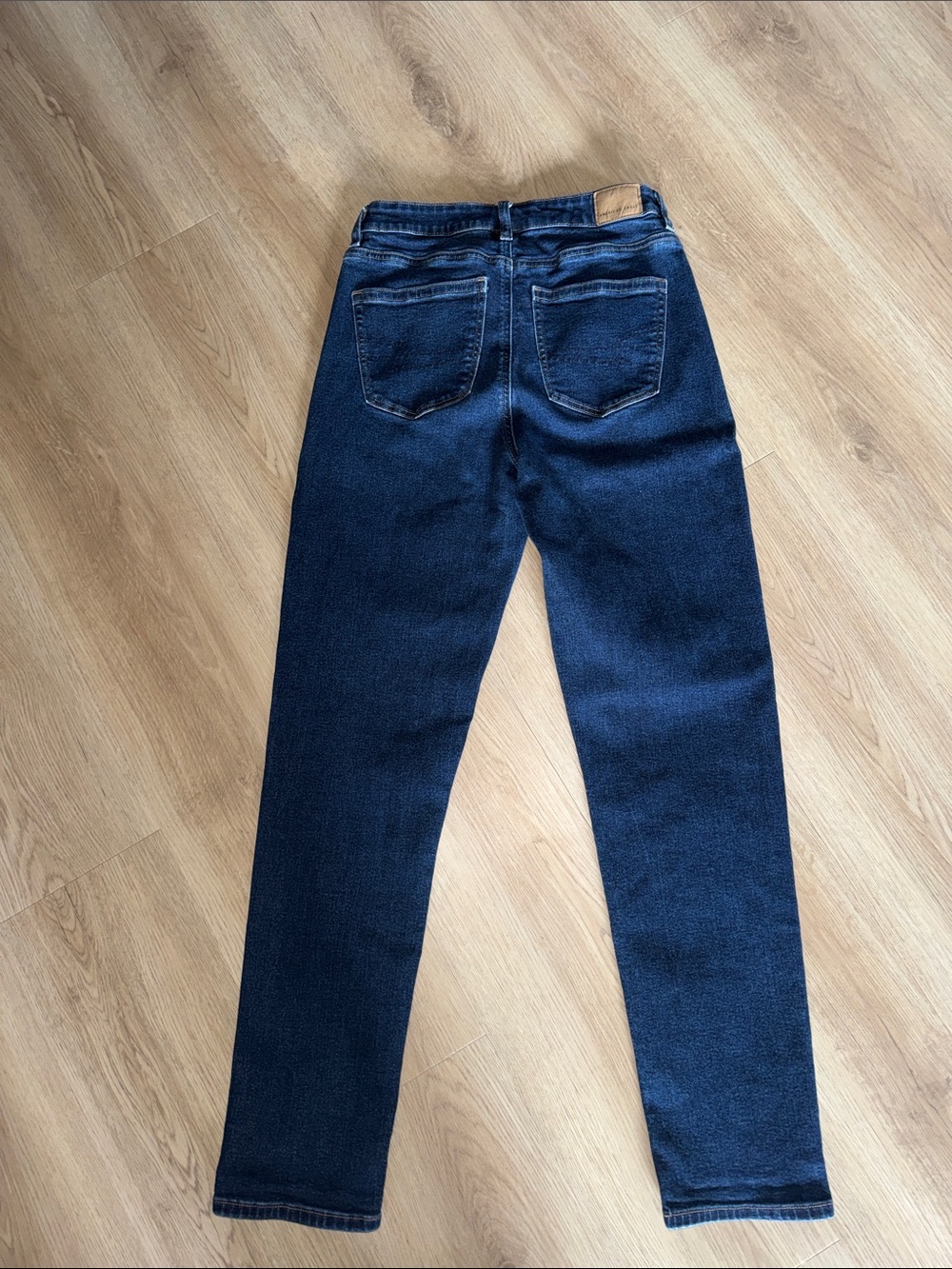 American Eagle Outfitters Mom Jean. Size 4L - Picture 3 of 5